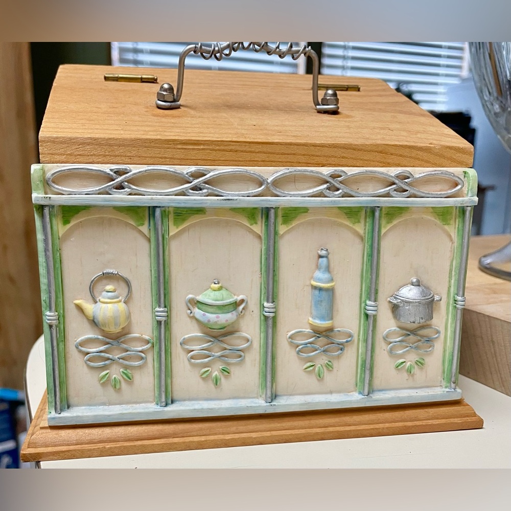 VINTAGE **RARE** Russ Teapot Recipe Box - Great Condition-Original Tags In place